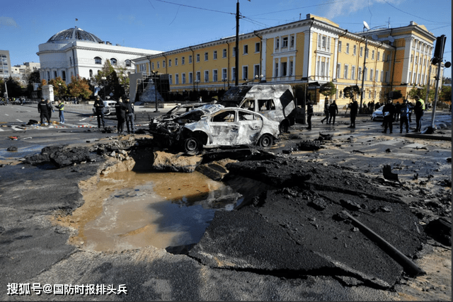 Còn theo phân tích của các chuyên gia quốc tế độc lập thì cho rằng, tên lửa Nga “hạ cánh” ở đó, hoàn toàn không phải là không có chủ đích, vì thủ đô của một quốc gia là trung tâm chính trị, nên chịu đòn có tác động rất lớn.