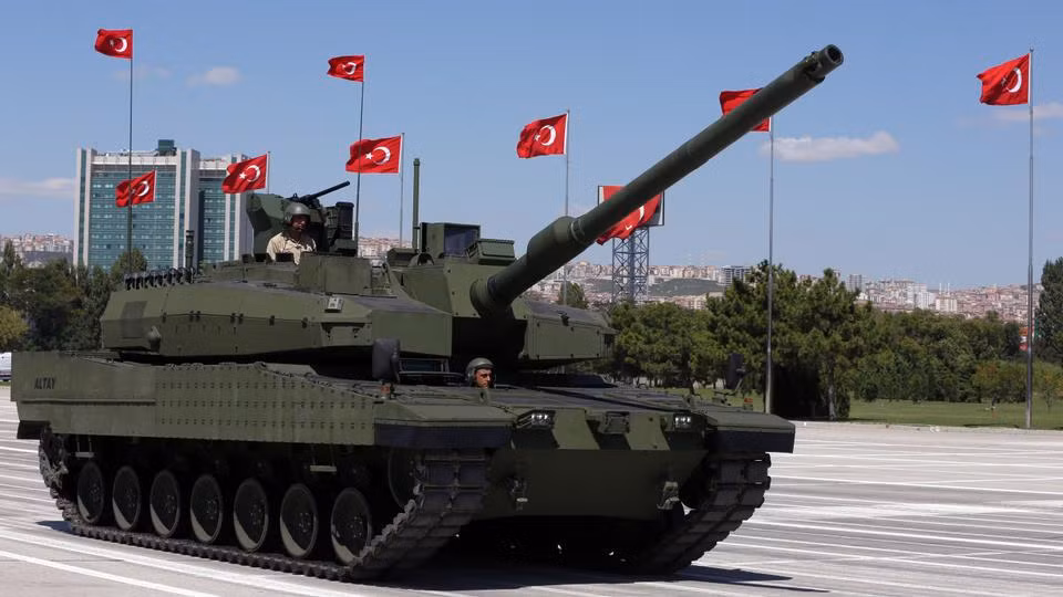 Ba Lan không phải là quốc gia thành viên NATO duy nhất dự kiến đặt hàng lớn cho các vũ khí này; trước đó Thổ Nhĩ Kỳ đã ký với Hàn Quốc sản xuất hơn 1.000 chiếc K2 theo giấy phép trong nước, dưới phiên bản Atlay nội địa; trong khi Na Uy được coi là một trong những khách hàng tiềm năng. 