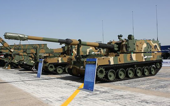 Ví dụ, pháo tự hành K9 có thể được sản xuất với sản lượng 200 khẩu mỗi năm, điều kiện giao hàng nhanh chóng, năng lực hỗ trợ bảo hành hùng hậu, hứa hẹn nâng cấp liên tục và chi phí giá thấp hơn, nhờ quy mô nền kinh tế quốc phòng lớn của Hàn Quốc.