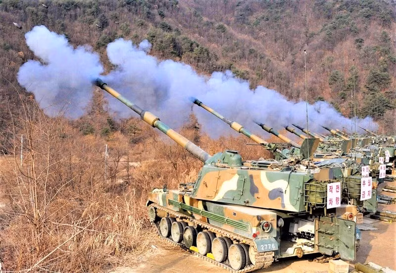 Mặc dù việc Hàn Quốc sẵn sàng chuyển giao công nghệ và cho phép sản xuất máy bay FA-50 ở Ba Lan, nhưng lợi thế về chất lượng của vũ khí sản xuất ở Hàn Quốc, so với các đối thủ cạnh tranh và khả năng giao hàng rất nhanh; yếu tố này đã khiến Hàn Quốc trở thành một nhà cung cấp vũ khí lớn trên thế giới. 