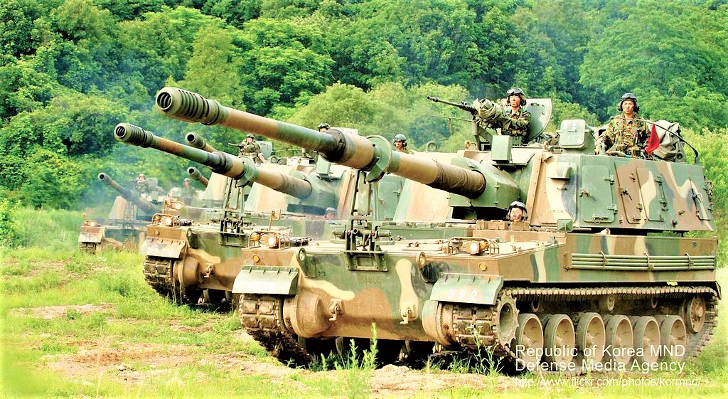 Cùng với xe tăng K2, pháo tự hành K9 Thunder cũng được coi là vũ khí tương thích với tiêu chuẩn của NATO, và trên thế giới chỉ có đối thủ cạnh tranh là PLZ-05A, PLZ-52 của Trung Quốc và 2S35 Koalitsiya-SV của Nga; mặc dù pháo tự hành 2S35 của Nga, chỉ được sản xuất với số lượng rất hạn chế.