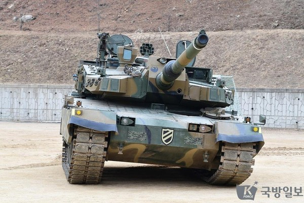 Với mức giá chỉ tương đương với MBT M1A2 Abrams của Mỹ và Leopard 2A7 của Đức, nhưng hiện là những mẫu xe tăng duy nhất của phương Tây còn đang được sản xuất. Tuy nhiên chúng đều là các biến thể hiện đại hóa, của những thiết kế đã ra đời hơn 40 năm; do vậy K2 dự kiến sẽ giành được thị phần ngày càng tăng, ở các quốc gia liên kết với phương Tây. 