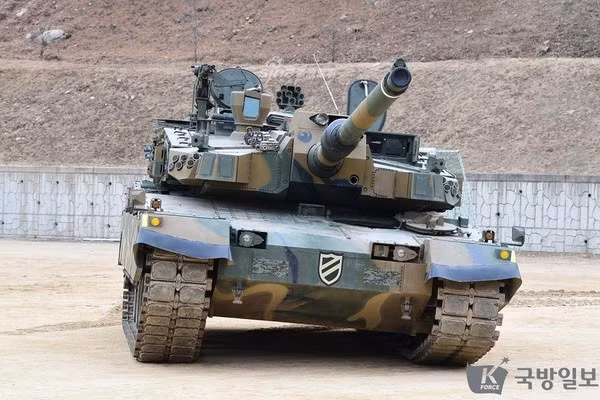Với mức giá chỉ tương đương với MBT M1A2 Abrams của Mỹ và Leopard 2A7 của Đức, nhưng hiện là những mẫu xe tăng duy nhất của phương Tây còn đang được sản xuất. Tuy nhiên chúng đều là các biến thể hiện đại hóa, của những thiết kế đã ra đời hơn 40 năm; do vậy K2 dự kiến sẽ giành được thị phần ngày càng tăng, ở các quốc gia liên kết với phương Tây. 