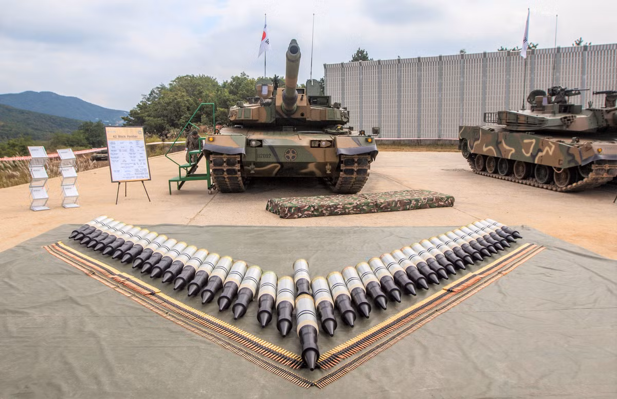 Đặc điểm đáng chú ý là vũ khí của Hàn Quốc, đều sản xuất theo chuẩn vũ khí của khối NATO, ví dụ pháo chính của xe tăng K2 là 120mm, khắc hẳn với cỡ pháo tiêu chuẩn 125mm được sử dụng trên xe tăng Nga, Trung Quốc và Triều Tiên. 