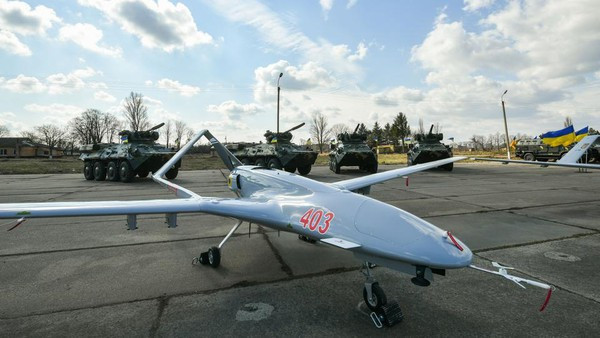 Ông Yermak cho biết: “Bây giờ chúng tôi đã bắt đầu sản xuất UAV TB2 ở Ukraine; mặc dù nhiều người nghĩ rằng, đây là những chiếc UAV TB2 của Thổ Nhĩ Kỳ; nhưng đây là những sản phẩm liên doanh. Và động cơ cho những chiếc UAV TB2 này, được sản xuất tại đất nước của chúng tôi”.