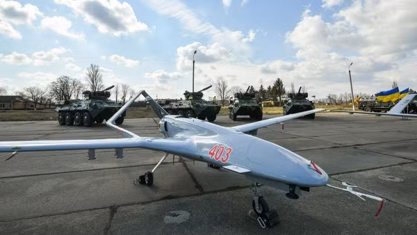 Ông Yermak cho biết: “Bây giờ chúng tôi đã bắt đầu sản xuất UAV TB2 ở Ukraine; mặc dù nhiều người nghĩ rằng, đây là những chiếc UAV TB2 của Thổ Nhĩ Kỳ; nhưng đây là những sản phẩm liên doanh. Và động cơ cho những chiếc UAV TB2 này, được sản xuất tại đất nước của chúng tôi”.