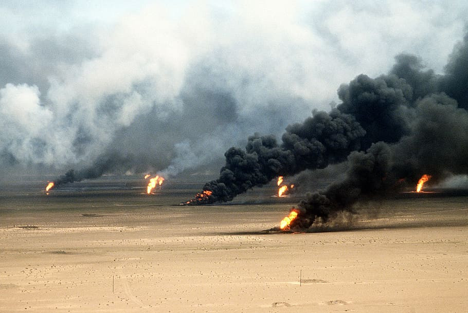 Khói đen bao phủ bầu trời Kuwait ngày 25/2/1991, do quân đội Iraq đốt cháy các giếng dầu của Kuwait trên đường rút lui, sau khi bị liên quân quốc tế đánh bại trong Chiến tranh Vùng vịnh 1991.