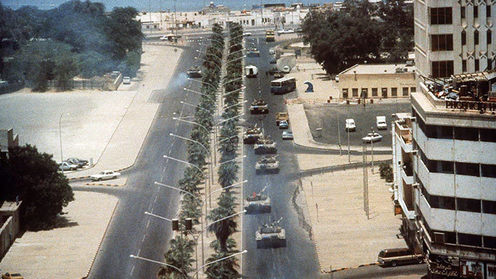 Bất ngờ vào 2 giờ sáng ngày 2/8/1990 quân đội Iraq vượt biên giới tấn công Kuwai và đánh gục sức kháng cự của quốc gia láng giềng bé nhỏ chỉ sau vài ngày. Kuwait lúc đó có trữ lượng dầu chiếm 8% tổng trữ lượng đầu thế giới, là nước sản xuất dầu đứng thứ 3 thế giới.