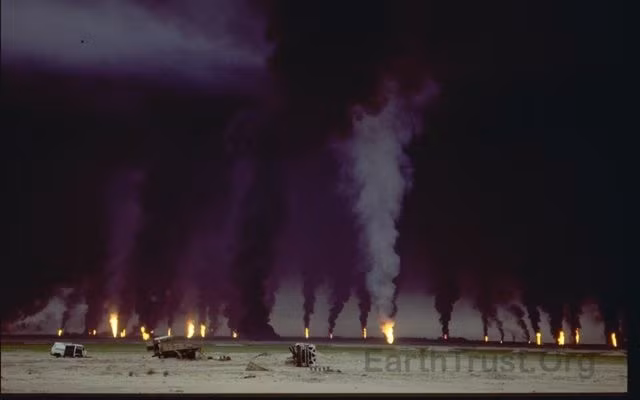 Ngày 25/2/1991, thủ đô Kuwait được giải phóng. Những binh sĩ còn lại cố gắng rút lui đã cố gắng đốt các giếng dầu của Kuwait, khiến bầu trời thủ đô bị khói đen bao phủ trong suốt những ngày sau đó.