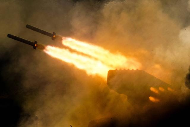 Tuy nhiên, mọi động thái của quân đội Ukraine đều nằm trong tầm ngắm của UAV trinh sát. Để ngăn quân Ukraine phản công và dùng vũ khí chống tăng ngăn cản lực lượng thiết giáp, quân Nga đã dùng pháo nhiệt áp hạng nặng TOS-1A bắn vào tuyến phòng ngự Ukraine. Dưới sự yểm trợ của TOS-1A, thiết giáp Nga đang tiến lên.