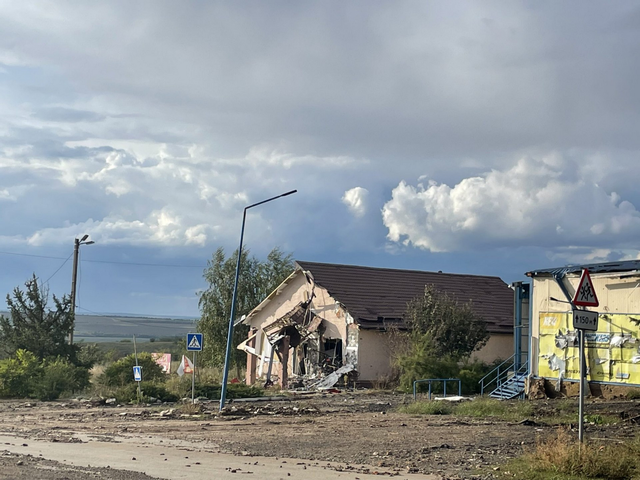 Làng Blagodatnoye, nằm ở phía tây nam Soledar, đã nằm dưới sự kiểm soát của lực lượng Nga, các nhóm tấn công của quân Wagner đã chiếm ngôi làng và bắt đầu dọn dẹp nó. Đồng thời, giao tranh diễn ra tại các khu vực Krasnaya Gora và Stapka, khiến quân đội Ukraine không thể điều động lực lượng dự bị.