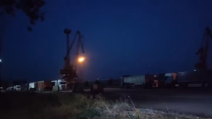 Kiev Independent cho biết, do lực lượng phòng không Ukraine đang thiếu hụt tên lửa, nên họ bị cấm sử dụng loại vũ khí này để đánh chặn UAV Geran-2. Do đó, Ukraine chỉ có thể sử dụng súng, pháo phòng không, nên chỉ có thể bắn hạ mục tiêu ở cự ly gần, khiến hiệu suất đánh chặn không quá 30%.