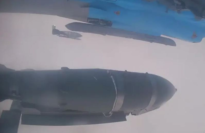 Kết hợp với màn tấn công của UAV Geran-2, Lực lượng Không quân chiến thuật Nga cũng tích cực hoạt động ở khu vực chiến tuyến, tấn công vào các mục tiêu có thể tiếp cận bằng bom lượn có điều khiển, trong đó có bom Grom-1, có tầm bay tới 120 km.