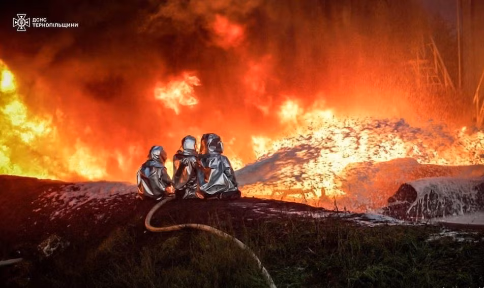 Theo thông tin từ lực lượng phòng không Ukraine, cuộc tấn công của Nga bằng UAV vào Ukraine bắt đầu vào tối thứ bảy và một số nhóm UAV Geran-2 xuất hiện từ các hướng khác nhau. Các mục tiêu ở khu vực Kiev, Kharkov, Sumy, Zhitomir, Chernigov, Nikolaev, Odessa,... Cuộc tấn công kéo dài suốt đêm và đến 7 giờ sáng vẫn chưa kết thúc. (Nguồn ảnh: Kiev Independent, Ukrinform, CNN, Sputnik).