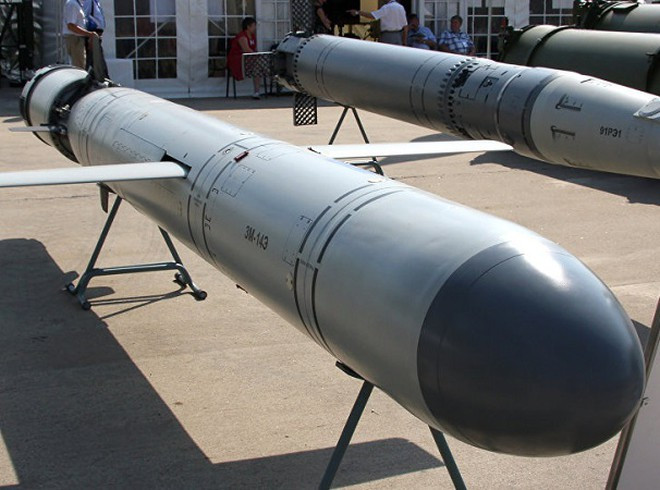 Trước đó truyền thông phương Tây cho rằng, ngành công nghiệp quốc phòng Nga, phụ thuộc cực kỳ nhiều vào các thiết bị điện tử của phương Tây, mà theo các lệnh trừng phạt, sẽ không tìm ra nguyên liệu phù hợp để sản xuất tên lửa mới. Nhưng ngược lại, số tên lửa của Nga vẫn sản xuất “đều đều”.