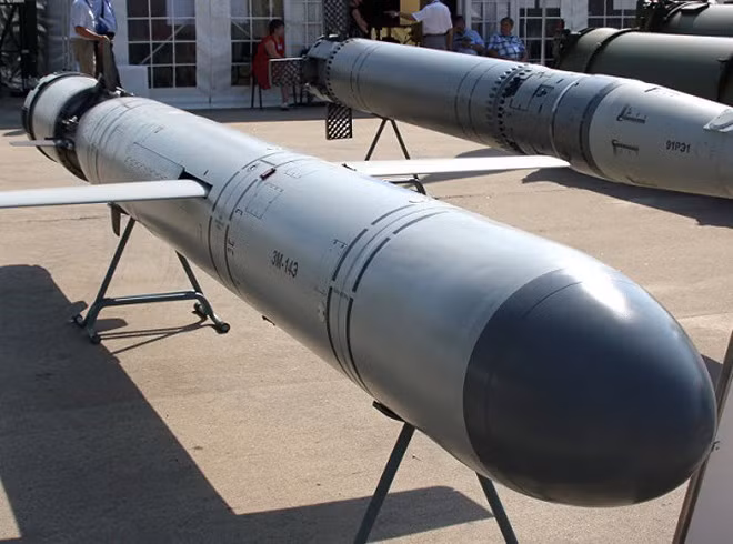 Trước đó truyền thông phương Tây cho rằng, ngành công nghiệp quốc phòng Nga, phụ thuộc cực kỳ nhiều vào các thiết bị điện tử của phương Tây, mà theo các lệnh trừng phạt, sẽ không tìm ra nguyên liệu phù hợp để sản xuất tên lửa mới. Nhưng ngược lại, số tên lửa của Nga vẫn sản xuất “đều đều”.