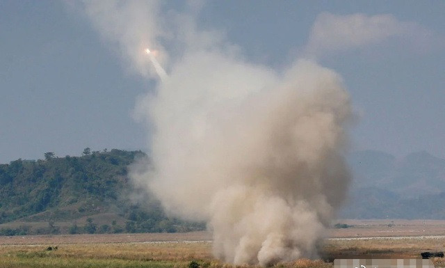 Theo lời kể của người lính Ukraine, khi mũi tấn công của đại đội anh ta được tăng cường hai chiếc xe tăng; trong quá trình hành tiến, đã bị hai UAV Nga phát hiện. Một chiếc UAV của Nga đã lao xuống và thả bom nhưng không trúng xe tăng, đạn phát nổ nhưng không ai bị thương.