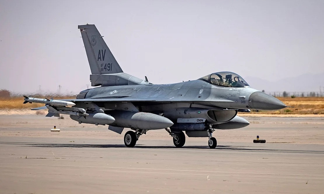 Tuy nhiên, Cố vấn An ninh Quốc gia Mỹ Jake Sullivan tuần trước nhấn mạnh, theo thỏa thuận an ninh 10 năm được ký gần đây giữa Washington và Kiev, các máy bay chiến đấu sẽ phải đặt căn cứ tại Ukraine, chứ không phải ở bất kỳ quốc gia nào khác. 