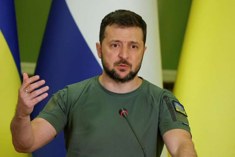Rất khó để nói đây có phải là sự trùng hợp ngẫu nhiên hay không, nhưng Tổng thống Ukraine Zelensky đã bất ngờ nói trong một cuộc phỏng vấn với hãng tin Mỹ CNN: “Tất cả chúng tôi đều muốn đạt được thành công và một kết thúc có hậu. Nhưng đây không phải là một bộ phim, chúng tôi đã mất đi rất nhiều người. … Chúng ta phải thừa nhận điều đó”.