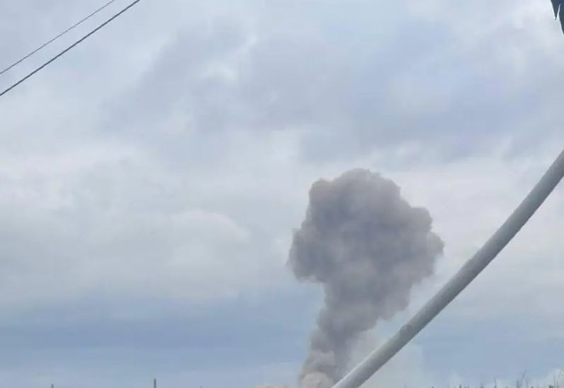 Cũng tại khu vực Kharkov, Lực lượng Không quân chiến thuật của Nga đang tăng cường tấn công các mục tiêu của Ukraine ở sâu phía trong lãnh thổ Ukraine. Những quả bom phá FAB-500 được trang bị mô-đun cánh lượn có điều khiển đã tấn công một nhà máy ở Kharkov. Cảnh quay cho thấy, cột khói bốc cao hàng chục mét sau khi bị trúng bom của Nga.