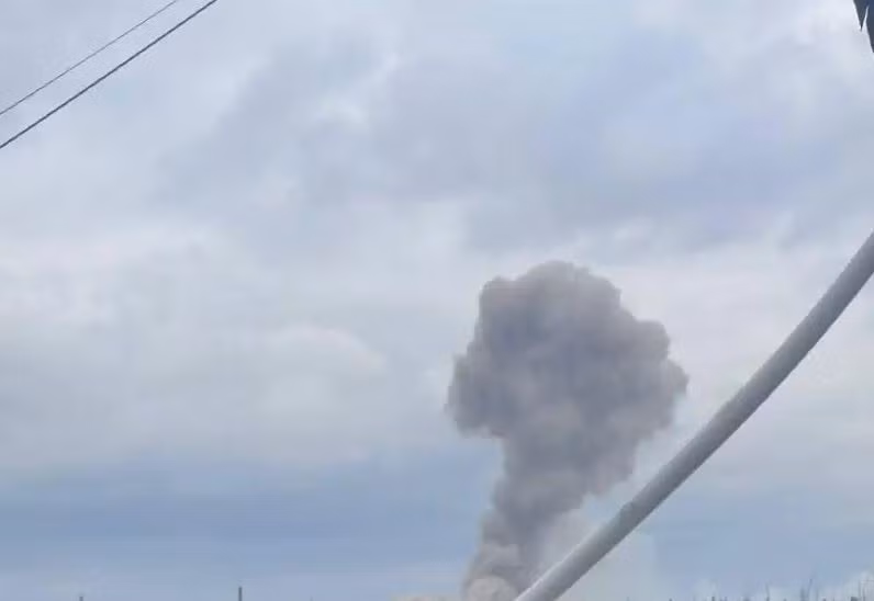 Cũng tại khu vực Kharkov, Lực lượng Không quân chiến thuật của Nga đang tăng cường tấn công các mục tiêu của Ukraine ở sâu phía trong lãnh thổ Ukraine. Những quả bom phá FAB-500 được trang bị mô-đun cánh lượn có điều khiển đã tấn công một nhà máy ở Kharkov. Cảnh quay cho thấy, cột khói bốc cao hàng chục mét sau khi bị trúng bom của Nga.