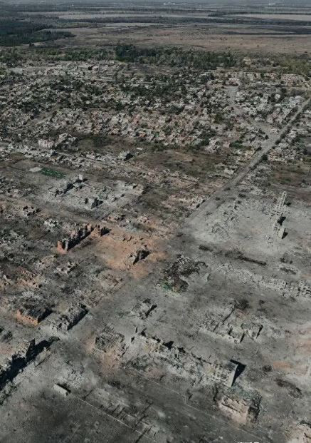 Nhưng sau ba tháng giao tranh ác liệt, nhà máy tổng hợp gần như bị san bằng, nhưng tàn tích của những tòa nhà bị phá hủy vẫn làm cơ sở cho các hoạt động phòng thủ, nên hai bên vẫn chiến đấu ác liệt trong đống đổ nát. Tuy nhiên, trước sự tấn công liên tục của quân Ukraine, quân Nga đã bí mật rút lui khỏi khu vực của nhà máy vào cuối tháng 9.