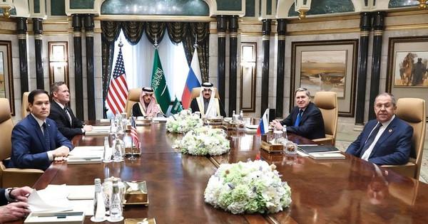 Diễn biến này xảy ra trong bối cảnh Nga và Mỹ vừa có cuộc đàm phán đột phá kéo dài khoảng 4 tiếng rưỡi tại Riyadh ngày 18/2. Tại cuộc gặp, Ngoại trưởng Nga Sergey Lavrov và Ngoại trưởng Mỹ Marco Rubio đã thống nhất thành lập các nhóm đàm phán và hợp tác về các vấn đề địa chính trị cùng quan tâm, bao gồm cả việc giải quyết khủng hoảng Ukraine. 