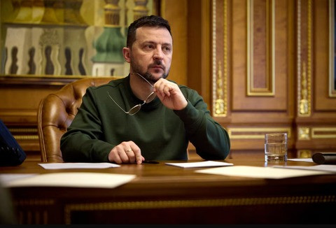 Theo Tổng thống Zelensky, chỉ huy đơn vị phòng không đã liên lạc vào khoảng từ ba đến năm giờ sáng, vẽ nên một bức tranh ảm đạm: "Chúng ta không còn đạn tên lửa nào cho hệ thống Patriot nữa, các bệ phóng đã hết đạn. Ông ta nói với tôi rằng, 8 tên lửa Nga đang bay tới ngay lúc này, và chúng ta không có gì để bắn hạ chúng". 