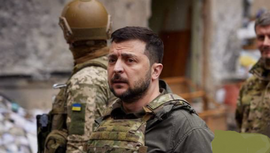 Vai trò hiện tại của Tổng thống Zelensky có ảnh hưởng rất lớn đến vận mệnh quốc gia; nhưng dù sao vào thời khắc mấu chốt của dân tộc, một khi mắc sai lầm, chắc chắn sẽ gây ra rất nhiều hậu quả.Những chuyến thị sát của ông Zelensky diễn ra liên tục và cực kỳ nguy hiểm, khiến nhiều người tin tằng Ukraine dường như tự tin về những chuyến viếng thăm bất chợt của Tổng thống tới chiến trường.