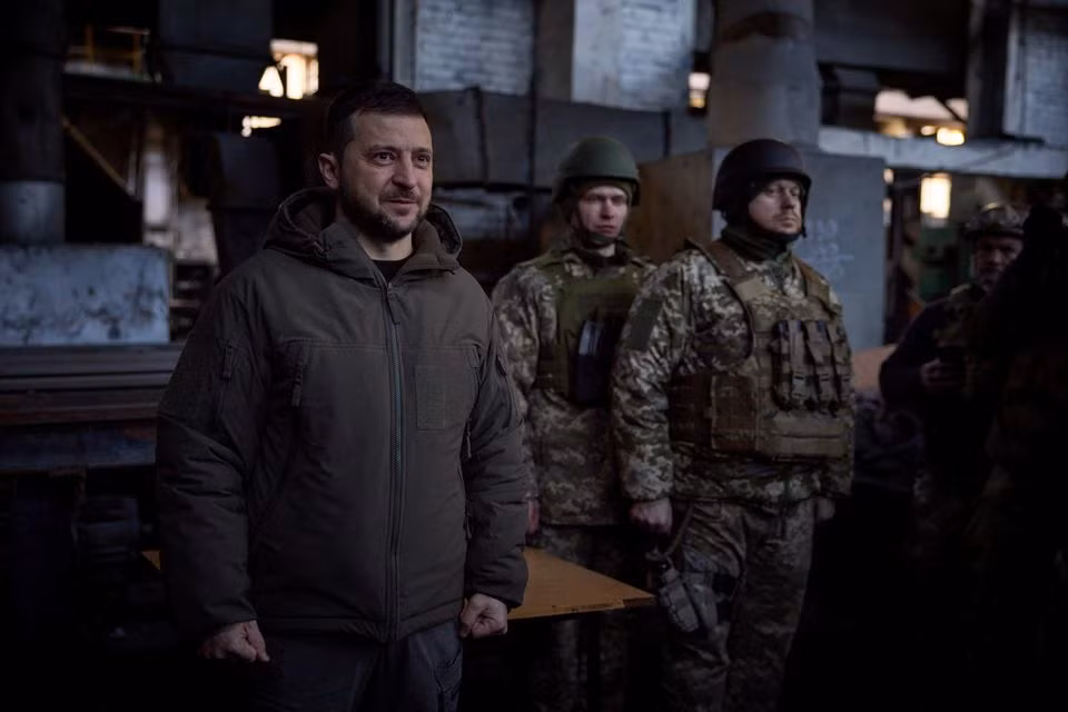 Chuyến thăm của Tổng thống Zelensky tới chiến trường Bakhmut nhìn bề ngoài không có gì khác hơn là nhằm động viên, thúc đẩy tinh thần của những người lính ở chiến trường ác liệt nhất. Nhưng trên thực tế, điều này phản ánh khoảng cách rất lớn về thông tin tình báo giữa Nga và Ukraine.