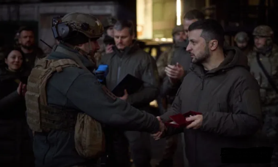 Chúng ta phải biết rằng, quyền hạn của tổng thống trong thời chiến là rất cao, hiện tại Tổng thống Zelensky là nhân vật then chốt trong hệ thống chính trị Ukraine, thực hiện nhiệm vụ đối nội cũng như đối ngoại của Ukraine; xin viện trợ quốc tế để cung cấp cho Quân đội Ukraine chiến đấu.