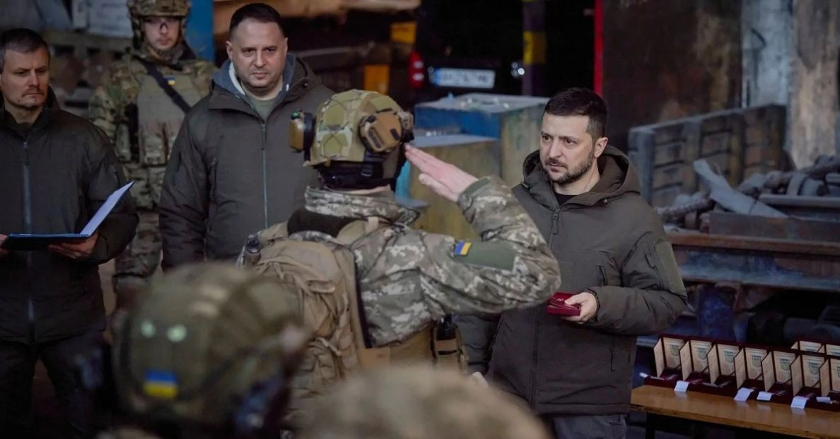 Vào tháng 5/2022, tướng Gerasimov, Tổng tham mưu trưởng Quân đội Nga, đã bị tấn công khi thị sát tiền tuyến ở Donbass. Nhưng Tổng thống Zelensky có thể thường xuyên xuất hiện trên tiền tuyến để động viên binh sĩ Ukraine. Điều này có nghĩa là ưu thế về thông tin tình báo của Ukraine trước Quân đội Nga là rất rõ ràng.