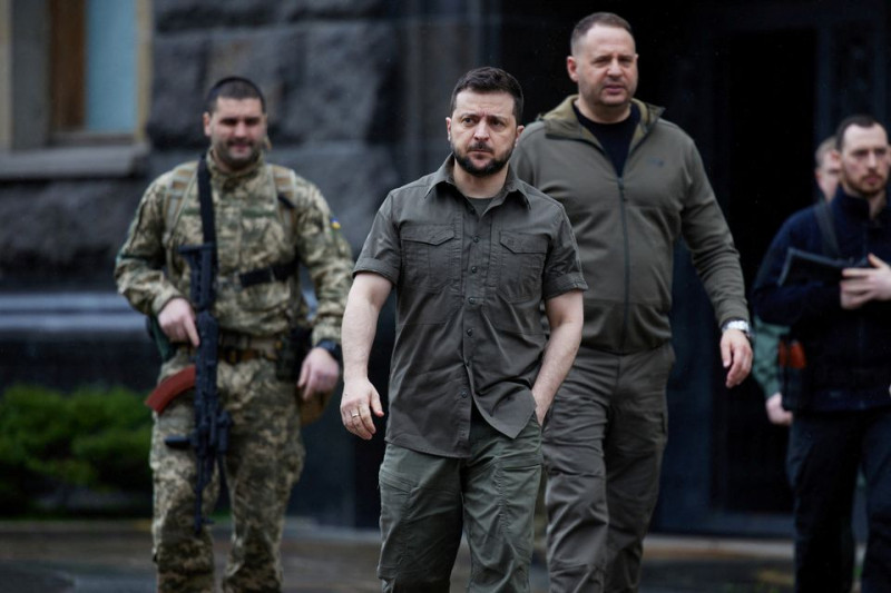 Về mặt lý thuyết, nếu Ukraine không đảm bảo an ninh cho Tổng thống, thì ngay cả khi Tổng thống Zelensky đầy “chủ nghĩa anh hùng”, thì Bộ An ninh quốc gia và Tình báo Quân đội của Ukraine chắc chắn sẽ ngăn cản ông làm điều đó.