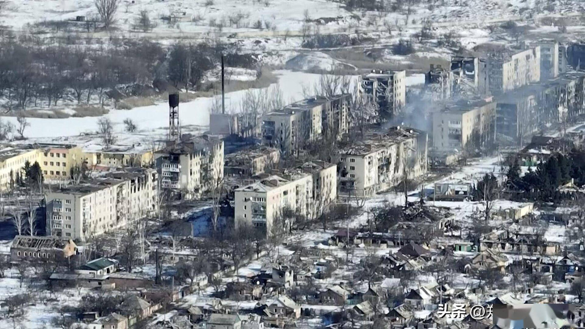 Nếu muốn vinh danh hoặc động viên binh lính Ukraine chiến đấu, Tổng thống Zelensky có thể chọn một nơi khác ít nguy hiểm hơn, mà không cần phải chọn địa điểm “chiến trường tử thần” như Bakhmut. 