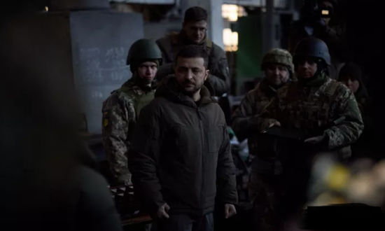 Và với sự trợ giúp của NATO, Ukraine có một hệ thống cảnh báo sớm tương đối hoàn chỉnh, có thể đảm bảo an toàn ở một mức độ nào đó; nếu chuyện như thế này chỉ xảy ra một hai lần, thì chỉ có thể chứng tỏ Tổng thống Zelensky dũng cảm. Nhưng lần nào cũng vậy, thì phải có lý do. 