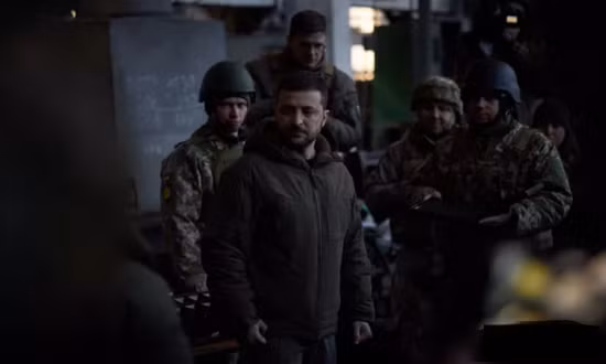 Và với sự trợ giúp của NATO, Ukraine có một hệ thống cảnh báo sớm tương đối hoàn chỉnh, có thể đảm bảo an toàn ở một mức độ nào đó; nếu chuyện như thế này chỉ xảy ra một hai lần, thì chỉ có thể chứng tỏ Tổng thống Zelensky dũng cảm. Nhưng lần nào cũng vậy, thì phải có lý do. 