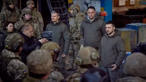 Theo các thông tin mới nhất, Tổng thống Zelensky và Thứ trưởng Bộ Quốc phòng Ukraine Mariyar đã xuất hiện ở Bakhmut vào buổi sáng ngày 20/12/2022; họ đã làm lễ tưởng niệm cho các nạn nhân và tổ chức lễ trao giải thưởng cho những người lính Ukraine. Điều này đã thúc đẩy mạnh mẽ tinh thần của những người lính Ukraine tại Bakhmut.