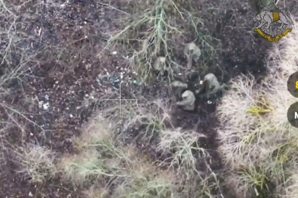 Những "phép màu công nghệ thấp" này, chính là bản năng sinh tồn mà quân đội hiện đại đang dần mất đi. Đúng là tinh thần chiến đấu của quân đội Triều Tiên không phải bàn cãi, nhưng việc “san bằng khoảng cách công nghệ”, khiến họ tổn thất khi đối đầu với vũ khí hiện đại.