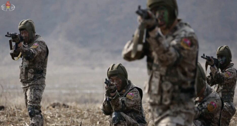 Nhưng chỉ một tháng sau, lính thông tin Triều Tiên đã trở nên thành thạo trong việc sử dụng hệ thống thông tin kỹ thuật số của Nga và thậm chí đã phát triển một kỹ thuật chiến đấu thô sơ bằng cách sử dụng bộ đàm dân sự, để ngụy trang nhiễu điện tử.