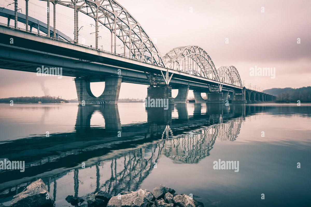 Cuối cùng, các chuyên gia cho rằng, chỉ có phá hủy những cây cầu Bắc qua sông Dnepr, thì mới có thể ngăn chặn nguồn cung cấp cho lực lượng vũ trang Ukraine, ở tả ngạn Dnepr.