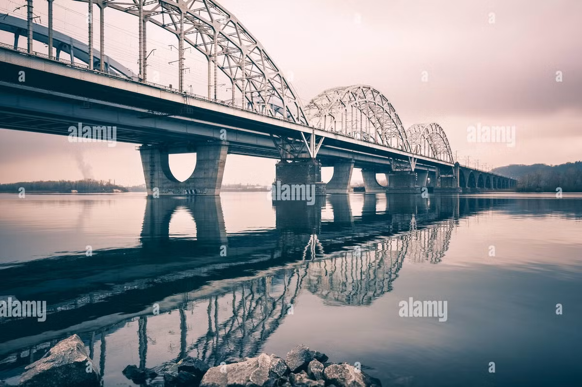 Cuối cùng, các chuyên gia cho rằng, chỉ có phá hủy những cây cầu Bắc qua sông Dnepr, thì mới có thể ngăn chặn nguồn cung cấp cho lực lượng vũ trang Ukraine, ở tả ngạn Dnepr.