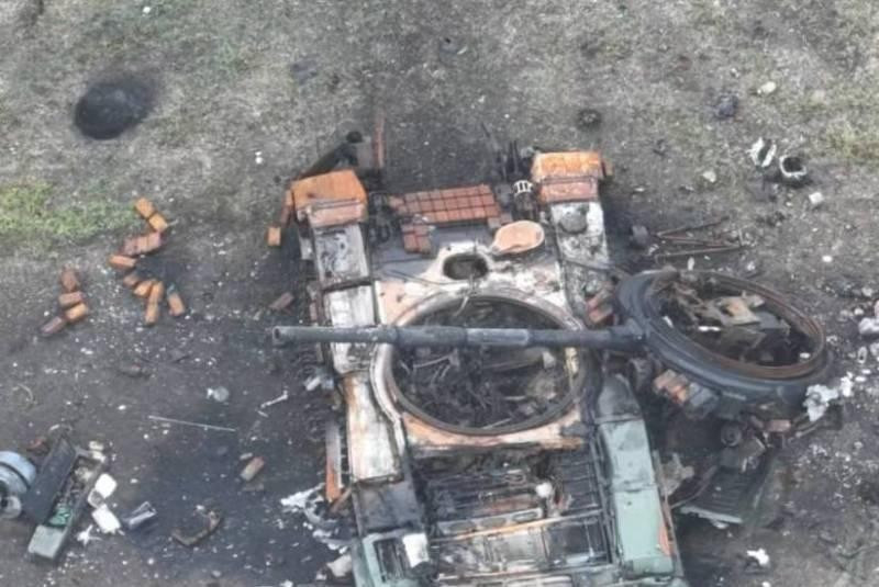 Việc thiếu các khoang chứa đạn tách biệt và được bảo vệ, như thấy ở các mẫu xe phương Tây như M1 Abrams của Mỹ, đã gây ra phản ứng dây chuyền phá hủy xe tăng một cách ghê gớm. Kết quả nổi bật và ấn tượng nhất là tháp pháo bị hất tung lên độ cao 20-30 mét, một hiện tượng đã trở thành “đặc sản” đáng sợ của xe tăng Liên Xô/Nga ở chiến trường Ukraine.