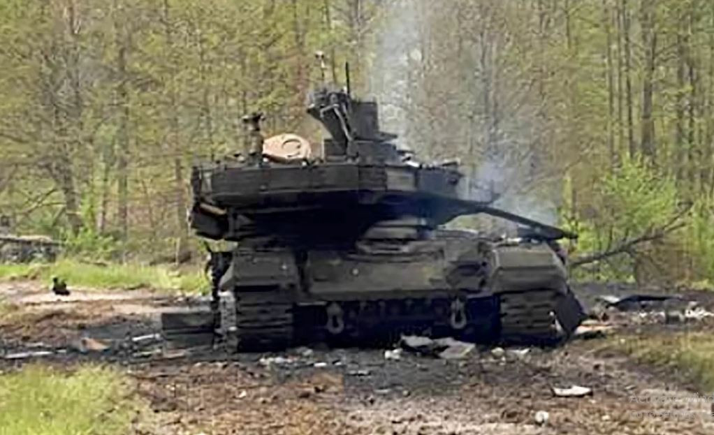 Hiệu quả chiến đấu của xe tăng chúng phụ thuộc rất nhiều vào chiến thuật sử dụng đúng cách, đó là việc phối hợp với bộ binh, hỗ trợ trên không và trinh sát. Việc thiếu sự đồng bộ như vậy, như thường thấy trong các tình huống chiến đấu hỗn loạn, có thể biến ngay cả xe tăng tiên tiến nhất thành mục tiêu dễ dàng bị tiêu diệt, dù là xe tăng Liên Xô/Nga hay của Mỹ và phương Tây. (Nguồn ảnh: TASS, Sputnik, CNN).