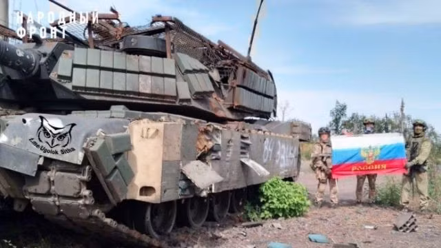 Xe tăng M1A1 Abrams, một trong những xe tăng nổi tiếng nhất của phương Tây, có khoang chứa đạn tách biệt với các tấm chắn đặc biệt, để hướng luồng nổ ra xa xe tăng. Thiết kế này làm tăng đáng kể cơ hội sống sót của kíp xe trong trường hợp xe bị trúng đạn. Mặc dù M1A1 Abrams, cũng dễ bị tiêu diệt bởi tên lửa chống tăng và UAV FPV của Nga.