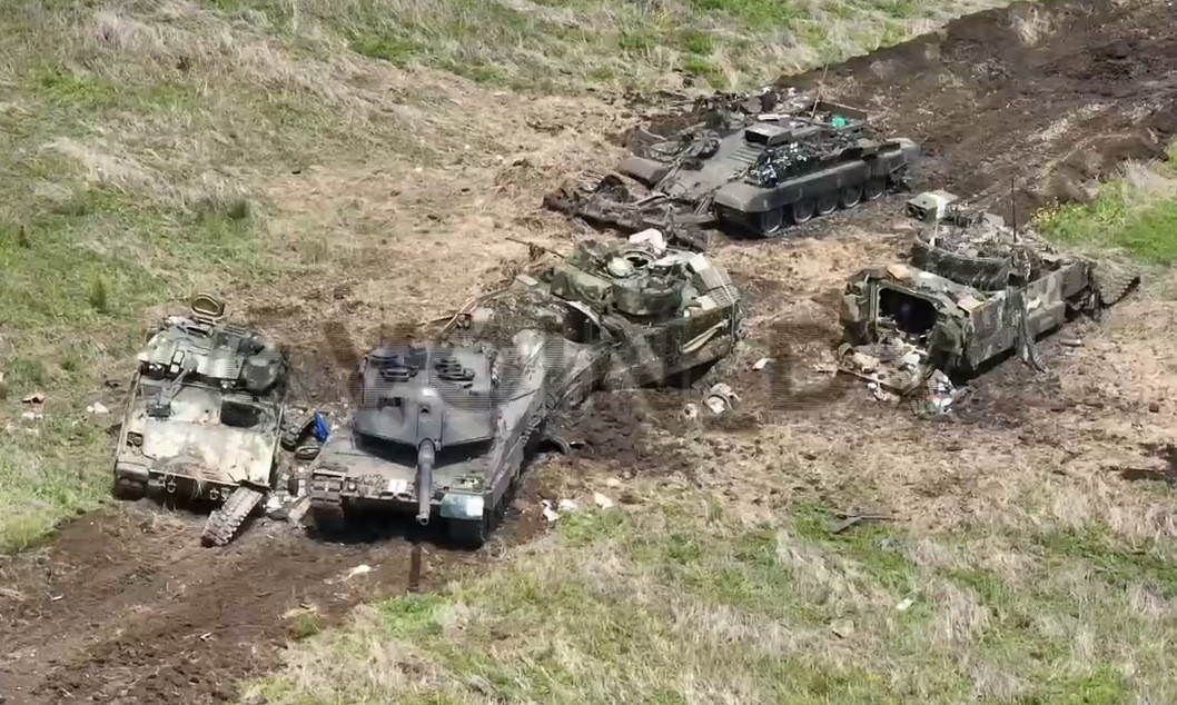 Điểm chung của những chiếc xe tăng này là chúng tập trung vào việc bảo vệ kíp lái. Tuy nhiên, trong chiến tranh hiện đại, nơi UAV mang vũ khí chống tăng, tên lửa chống tăng và pháo binh chiếm ưu thế, ngay cả những xe tăng tiên tiến nhất cũng dễ dàng bị phá hủy.