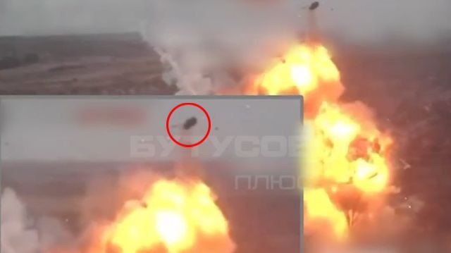 Một video mới lan truyền trên internet và mạng xã hội, khi một chiếc xe tăng T-90M Proryv của Quân đội Nga đã bị trúng đạn nổ tung, tháp pháo của nó bắn lên không trung như một quả tên lửa, đạt độ cao ước tính từ 20-30 mét.