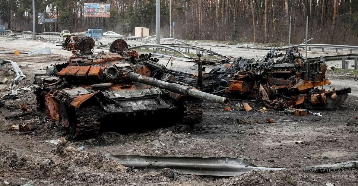 Điểm yếu trên của xe tăng Nga không chỉ là vấn đề kỹ thuật mà còn là vấn đề chiến lược. Trong chiến tranh hiện đại, nơi các hệ thống chống tăng di động được trang bị tới người lính bộ binh, thì thiết kế xe tăng phải ưu tiên bảo vệ kíp lái, trong trường hợp giáp bị xuyên thủng.