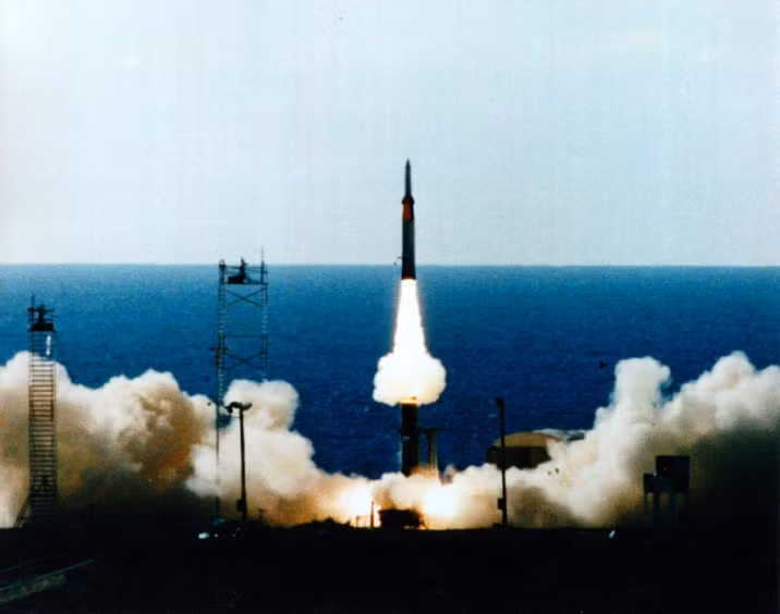 Hệ thống tên lửa phòng không Arrow của Israel đã phát triển thành 3 phiên bản là Arrow-1, Arrow-2 và mới nhất là Arrow-3. Trong số đó, loại Arrow-1 đã hoàn thành tất cả các cuộc thử nghiệm vào năm 1994 và bắt đầu đi vào trực chiến trong quân đội Israel vào năm 1995. 