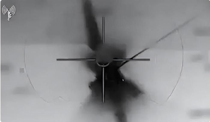 Việc tên lửa Arrow-2 đánh chặn thành công tên lửa đạn đạo tầm trung của Houthi, tuy nó chứng tỏ khả năng đánh chặn xuất sắc. Nhưng sẽ hơi thiên vị khi nói rằng, thành tích này là của Israel. Đánh giá chính xác, Arrow-2 thực chất là vũ khí do Mỹ phát triển; khi họ chiếm tới 72% vốn của dự án. 