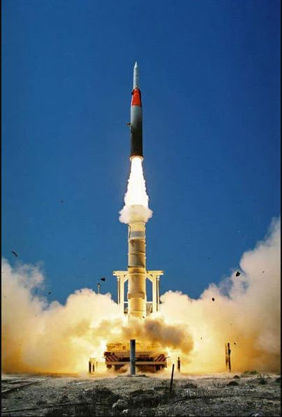 Đổi lại, tầm bắn và chiều cao phòng không của Arrow-2 cũng được tăng lên rất nhiều, giúp nó có khả năng đánh chặn hiệu quả các tên lửa tầm trung bay ngoài bầu khí quyển.